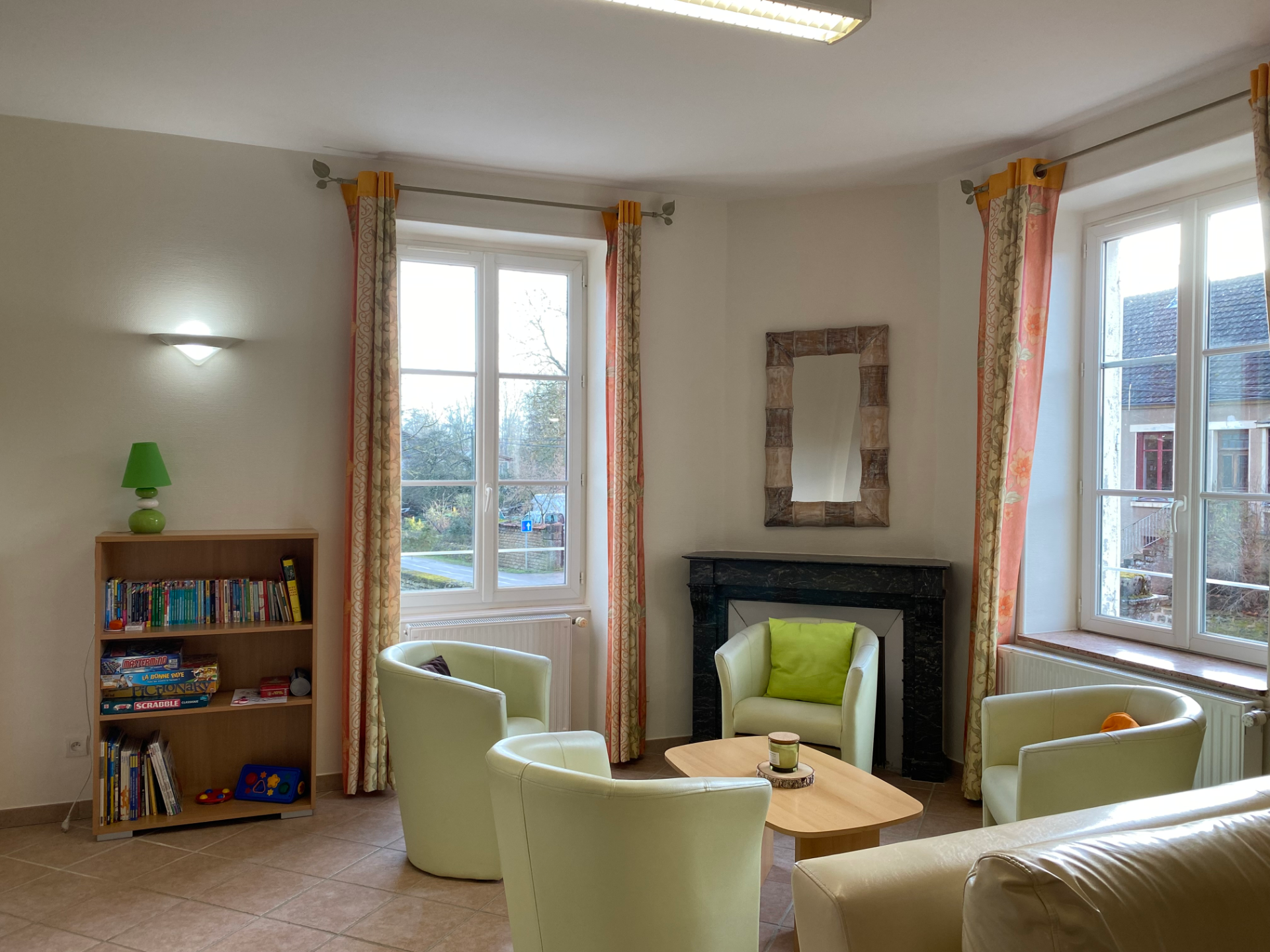 un coin bibliothèque dans le salon